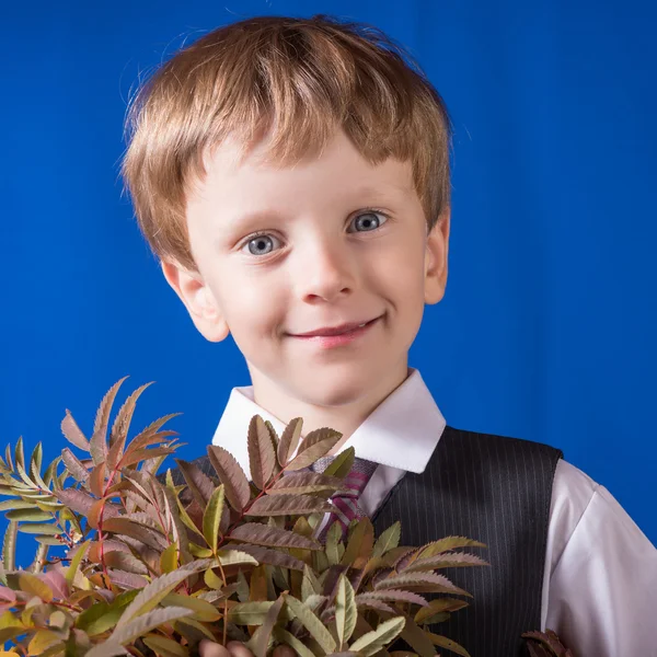 Porträt des Jungen der Blondine mit blauen Augen — Stockfoto