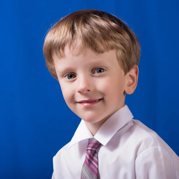 蓝眼睛的金发男孩的肖像 — 图库照片