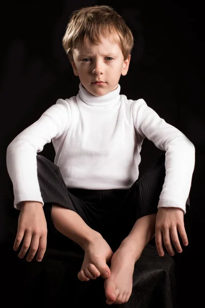 Retrato del niño sobre un fondo negro —  Fotos de Stock