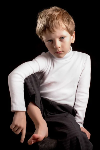 Retrato del niño sobre un fondo negro — Foto de Stock