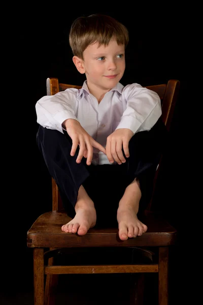 Retrato do menino sobre um fundo preto — Fotografia de Stock