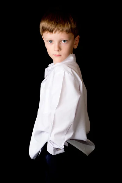 Ritratto del ragazzo su sfondo nero — Foto Stock