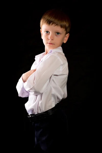 Портрет мальчика на черном фоне — стоковое фото