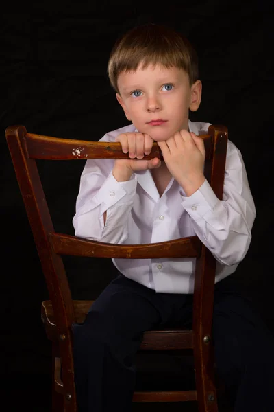 Retrato del niño sobre un fondo negro —  Fotos de Stock