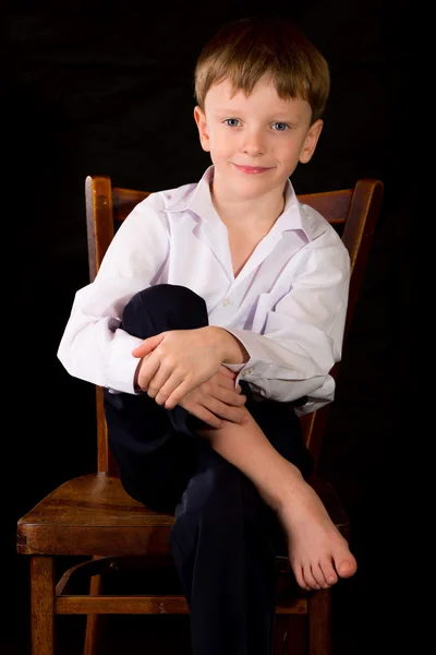 A fiú egy fekete háttér portréja — Stock Fotó