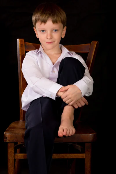 Retrato do menino sobre um fundo preto — Fotografia de Stock