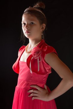 Siyah arka plan üzerine bir elbiseli bir kız portresi