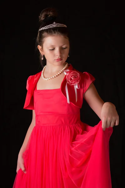 Retrato de una chica en un vestido sobre fondo negro —  Fotos de Stock