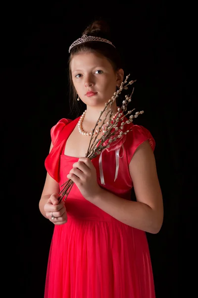 Retrato da menina em um vestido vermelho em um fundo preto — Fotografia de Stock