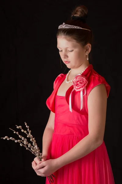 黒の背景に赤いドレスの少女の肖像画 — ストック写真