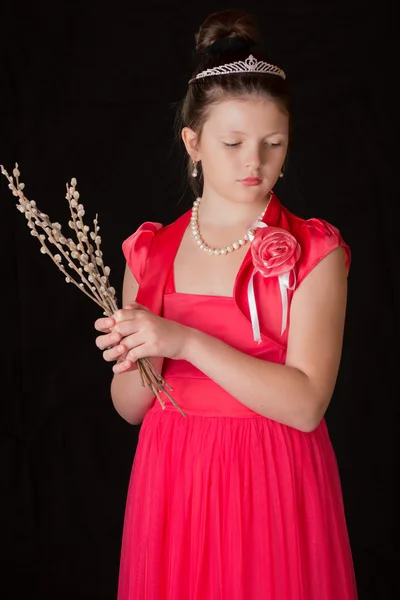 Retrato de la chica en un vestido rojo sobre un fondo negro —  Fotos de Stock