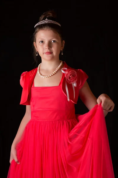 黒の背景のドレスの少女の肖像画 — ストック写真