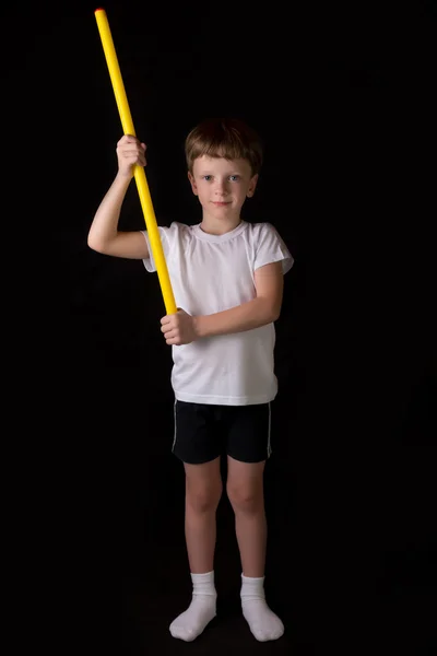 Ragazzo atleta esegue esercizi con bastone ginnico in palestra — Foto Stock