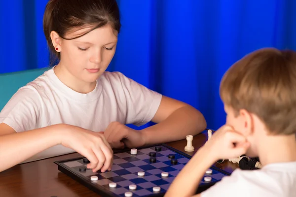 어린이 소년과 소녀는 보드 게임 이라는 체커 — 스톡 사진