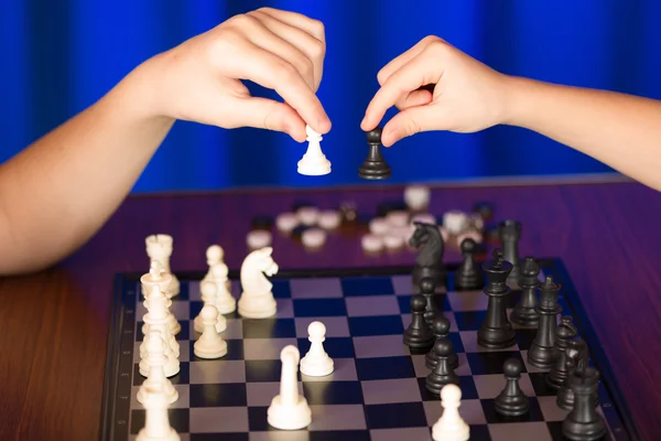 어린이 체스 라는 보드 게임을 즐길. — 스톡 사진