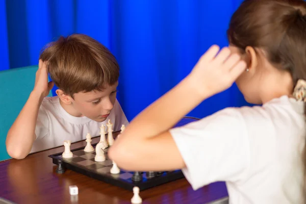 어린이 체스 라는 보드 게임을 즐길. — 스톡 사진