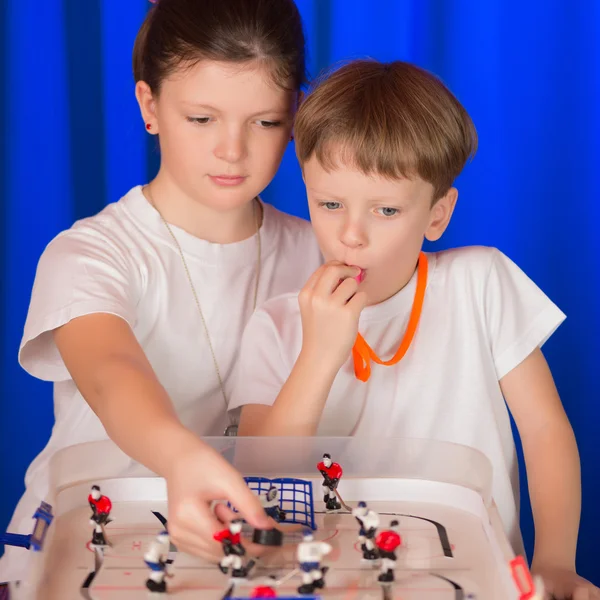 소년과 소녀 테이블 하 키 게임. — 스톡 사진