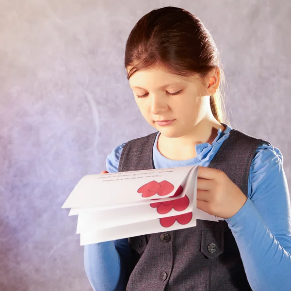 Dívka čtoucí dopis. — Stock fotografie