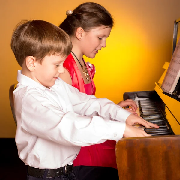 Hermano y hermana tocando el piano. Pianista . —  Fotos de Stock