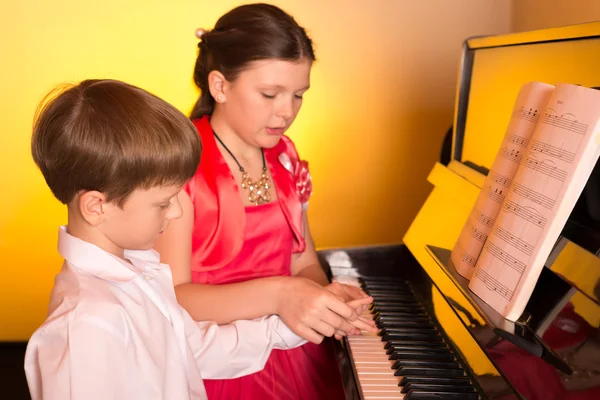 Irmão e irmã tocando piano. Piano player . — Fotografia de Stock