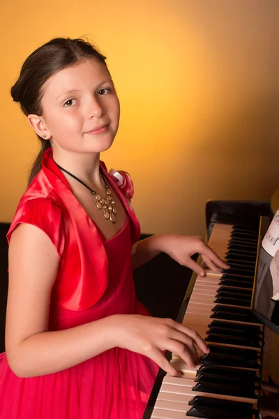 Chica pianista . —  Fotos de Stock