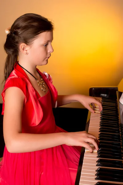 Meisje pianospeler. — Stockfoto