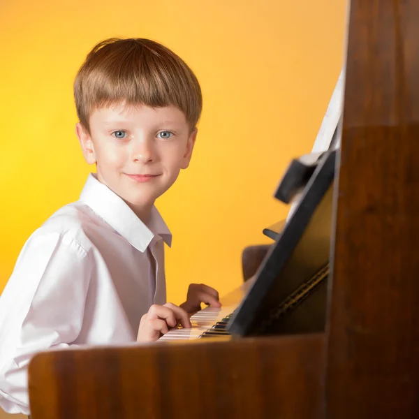 Jongen piano. Pianist. — Stockfoto