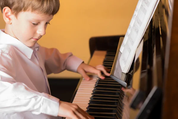 Αγόρι πιάνο. Εκτελεστής πιάνου. — Φωτογραφία Αρχείου
