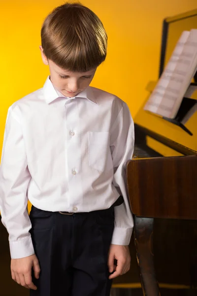 小男孩钢琴。钢琴演奏者. — 图库照片