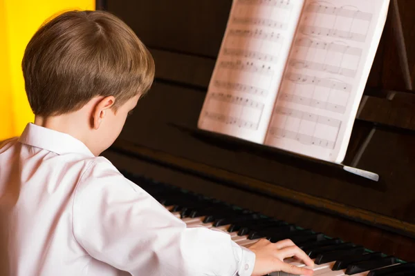 Menino piano. Piano player . — Fotografia de Stock