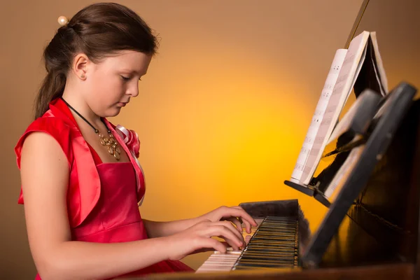 Pianist. Pianist. Meisje speelt Piano. — Stockfoto