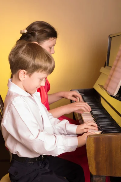 Irmão e irmã tocando piano. Piano player . — Fotografia de Stock