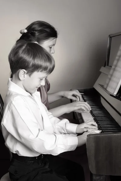 Hermano y hermana tocando el piano. Pianista . —  Fotos de Stock