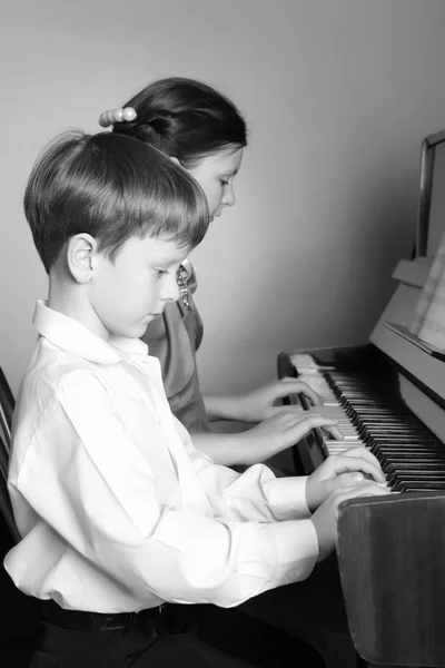 Hermano y hermana tocando el piano. Pianista . —  Fotos de Stock