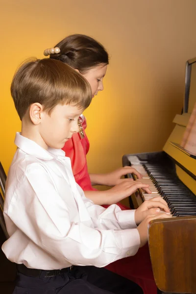 Irmão e irmã tocando piano. Piano player . — Fotografia de Stock