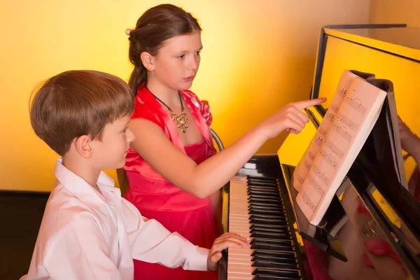 Hermano y hermana tocando el piano. Pianista . —  Fotos de Stock