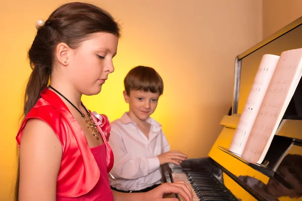 Hermano y hermana tocando el piano. Pianista . —  Fotos de Stock