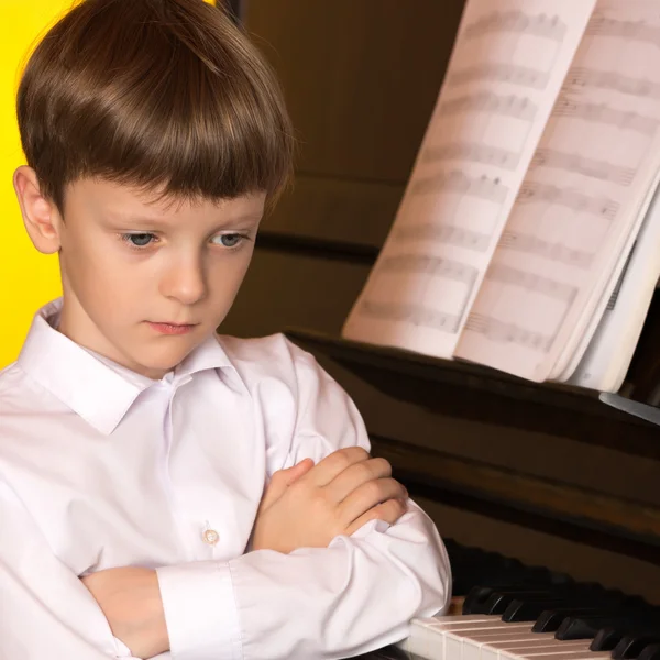 Jongen piano. Pianist. — Stockfoto