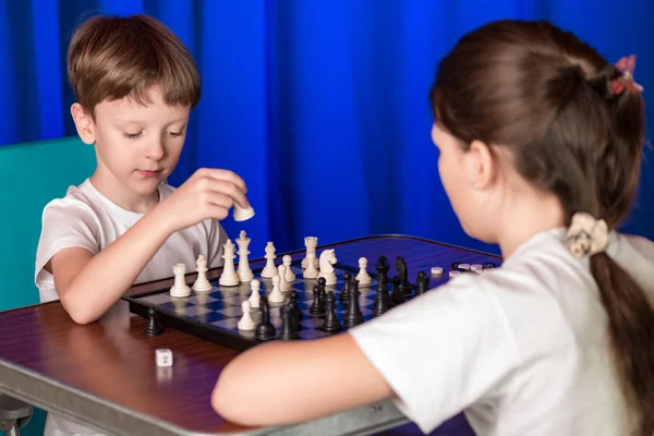 Gyerekek játszanak egy úgynevezett sakk társasjáték. — Stock Fotó