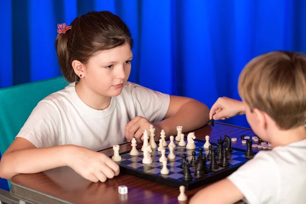 Дети играют в настольную игру под названием шахматы . — стоковое фото