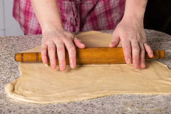 Huisvrouw koken deeg — Stockfoto