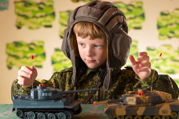 소년 게임 장난감 군사 탱크 — 스톡 사진