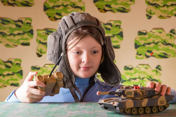 Chica jugando juguete militar tanque — Foto de Stock