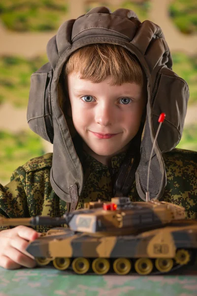Ragazzo che gioca giocattolo serbatoio militare — Foto Stock