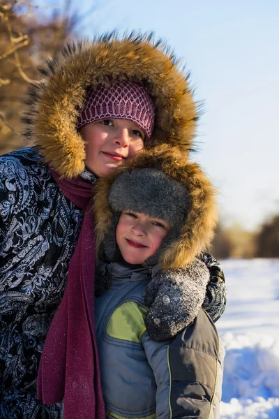 Junge und Mädchen im Winter-Aktivurlaub . — Stockfoto