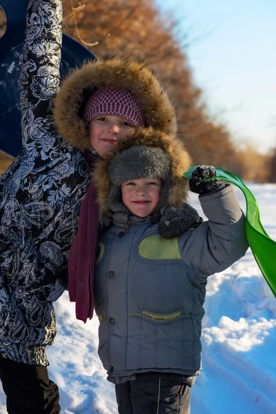 Мальчик и девочка на зимнем активном отдыхе  . — стоковое фото