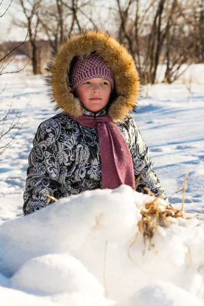 Mädchen im winterlichen Aktivurlaub . — Stockfoto