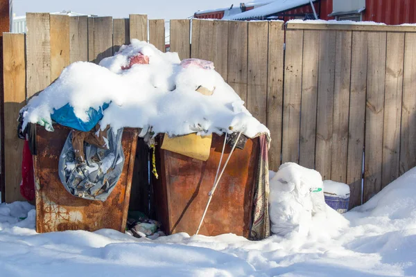 冬の庭の雪で覆われた古い錆びたゴミ箱 — ストック写真