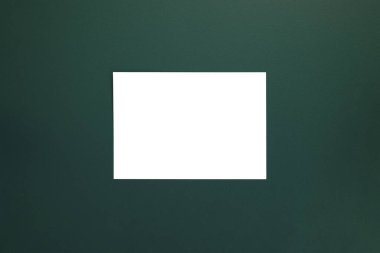 Boş beyaz boşluk ve modaya uygun tidewater yeşil arkaplan metni için boşluk