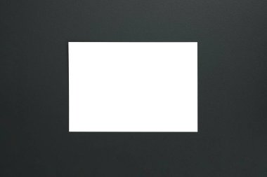 Tasarımınızın yerine koyu gri desenli arkaplanda beyaz boş boşluk